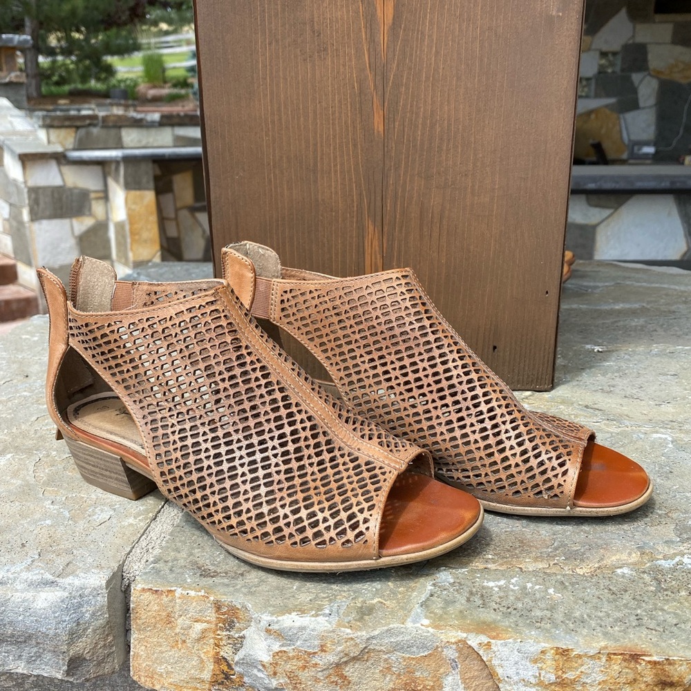 Sandals with small wedge